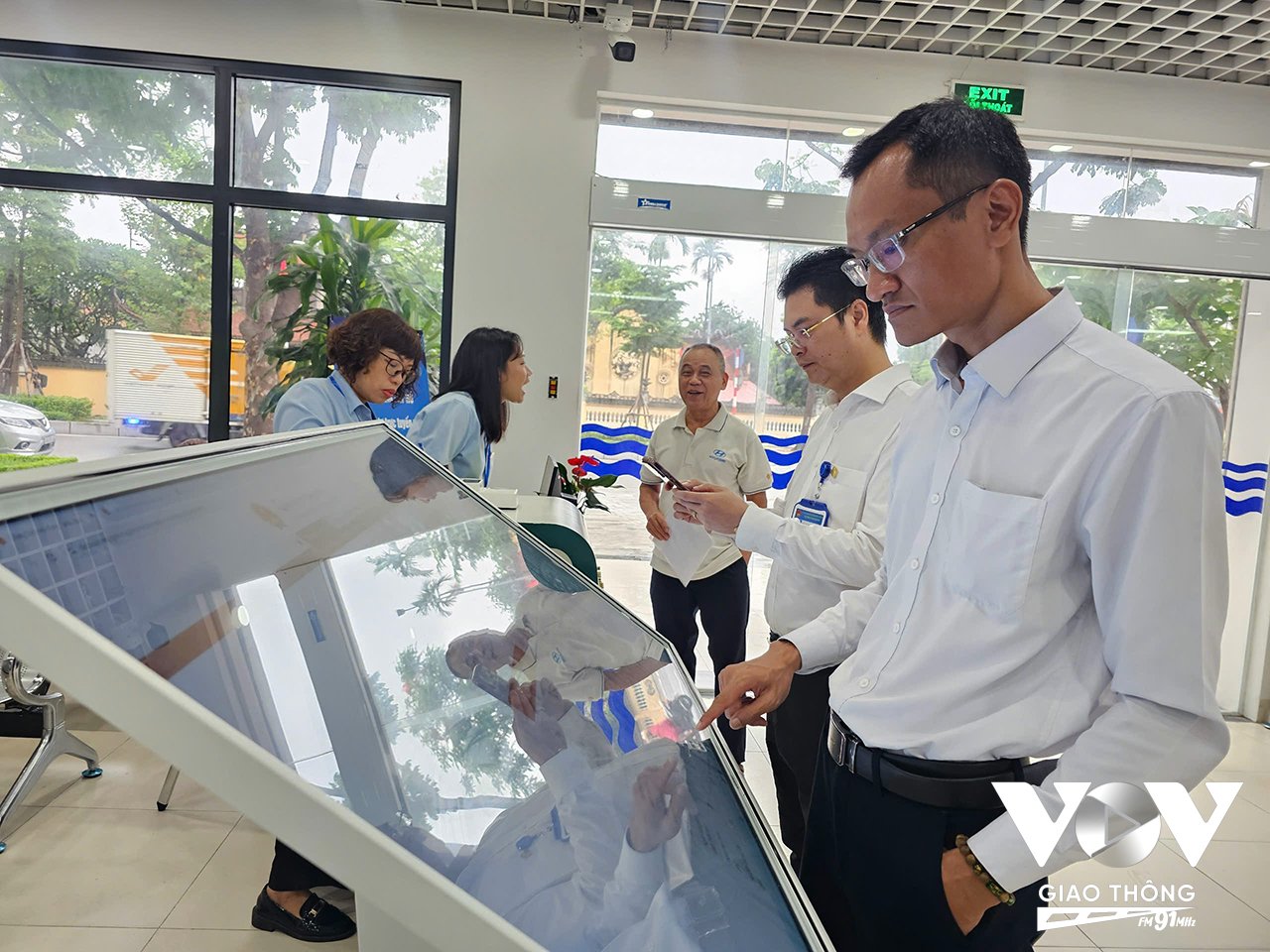 Người dân tra cứu thông tin thủ tục hành chính tại bộ phận một cửa phường Tây Hồ