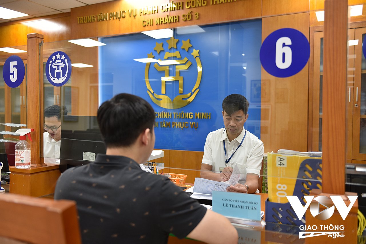 Các cán bộ có mặt từ sớm để chuẩn bị làm thủ tục cho người dân