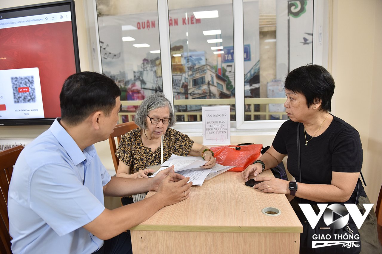 Tại khu vực tư vấn, người dân sẽ được cán bộ phường Hoàn Kiếm hướng dẫn các bước làm thủ tục như: lấy số thứ tự, giải thích những thắc mắc về kiến nghị, thủ tục hành chính…