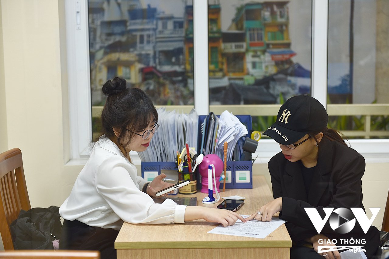 Một người dân đến đăng ký thành lập doanh nghiệp được các cán bộ phường Hoàn Kiếm hướng dẫn thủ tục thực hiện