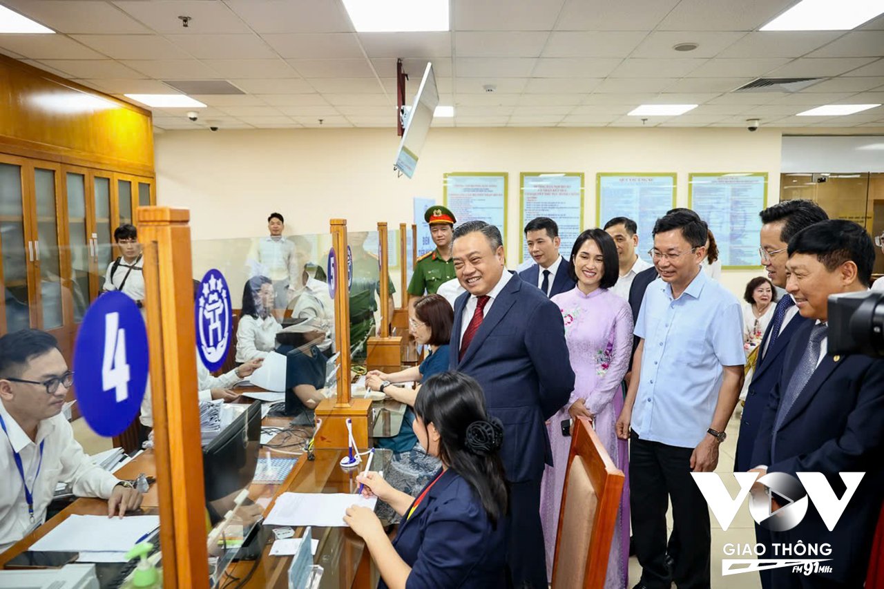 Chủ tịch UBND TP Hà Nội Trần Sỹ Thanh kiểm tra công tác vận hành tại trụ sở mới tại phường Hoàn Kiếm