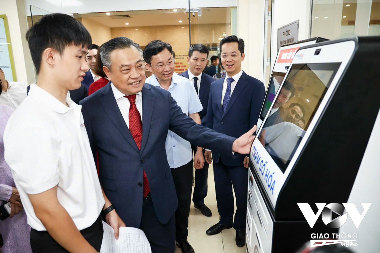 Phường Hoàn Kiếm ứng dụng mạnh mẽ công nghệ thông tin và quy trình số hóa để tiếp nhận, xử lý và trả kết quả thủ tục hành chính hoàn toàn trên môi trường số