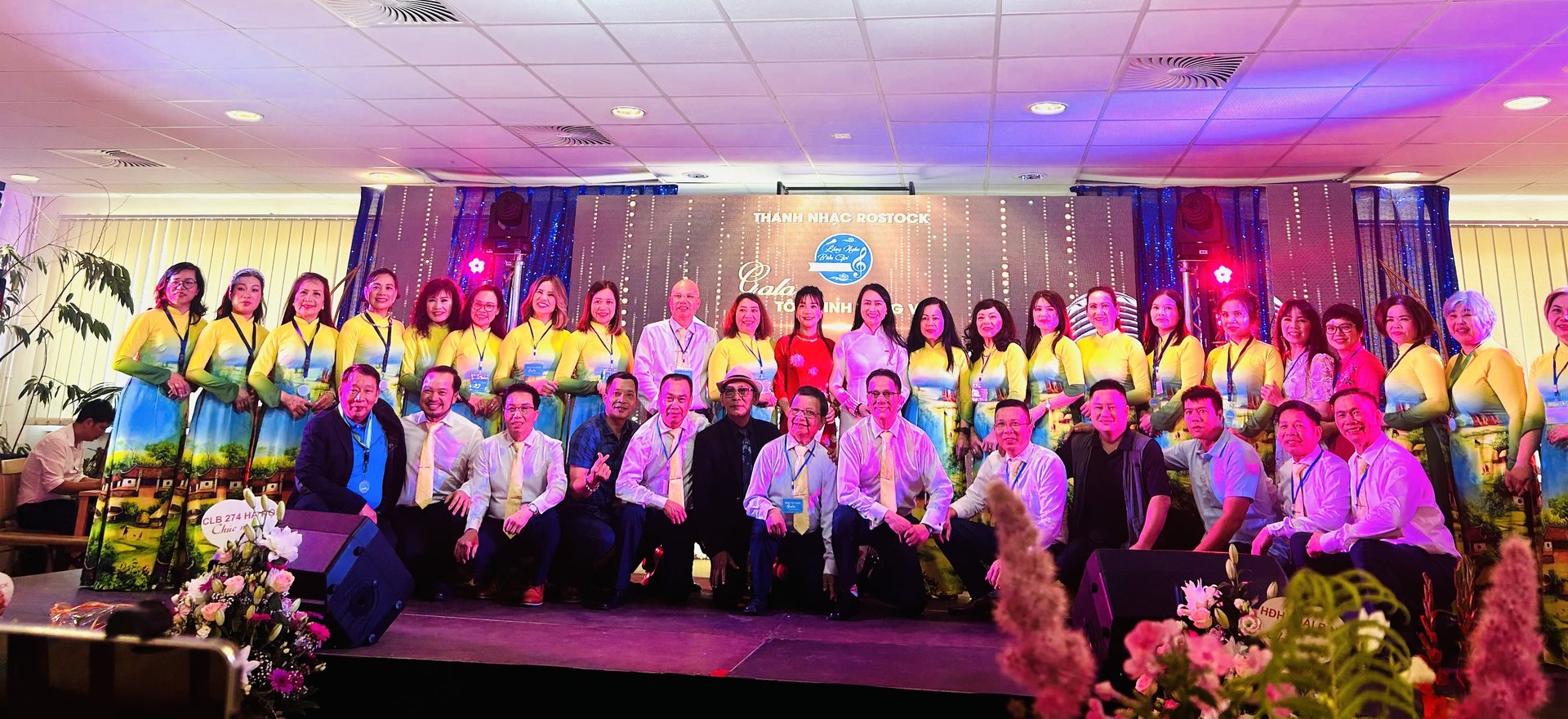 Các học viên tham dự cuộc thi tại Gala chụp ảnh cùng NSND Đức Long và Ban tổ chức