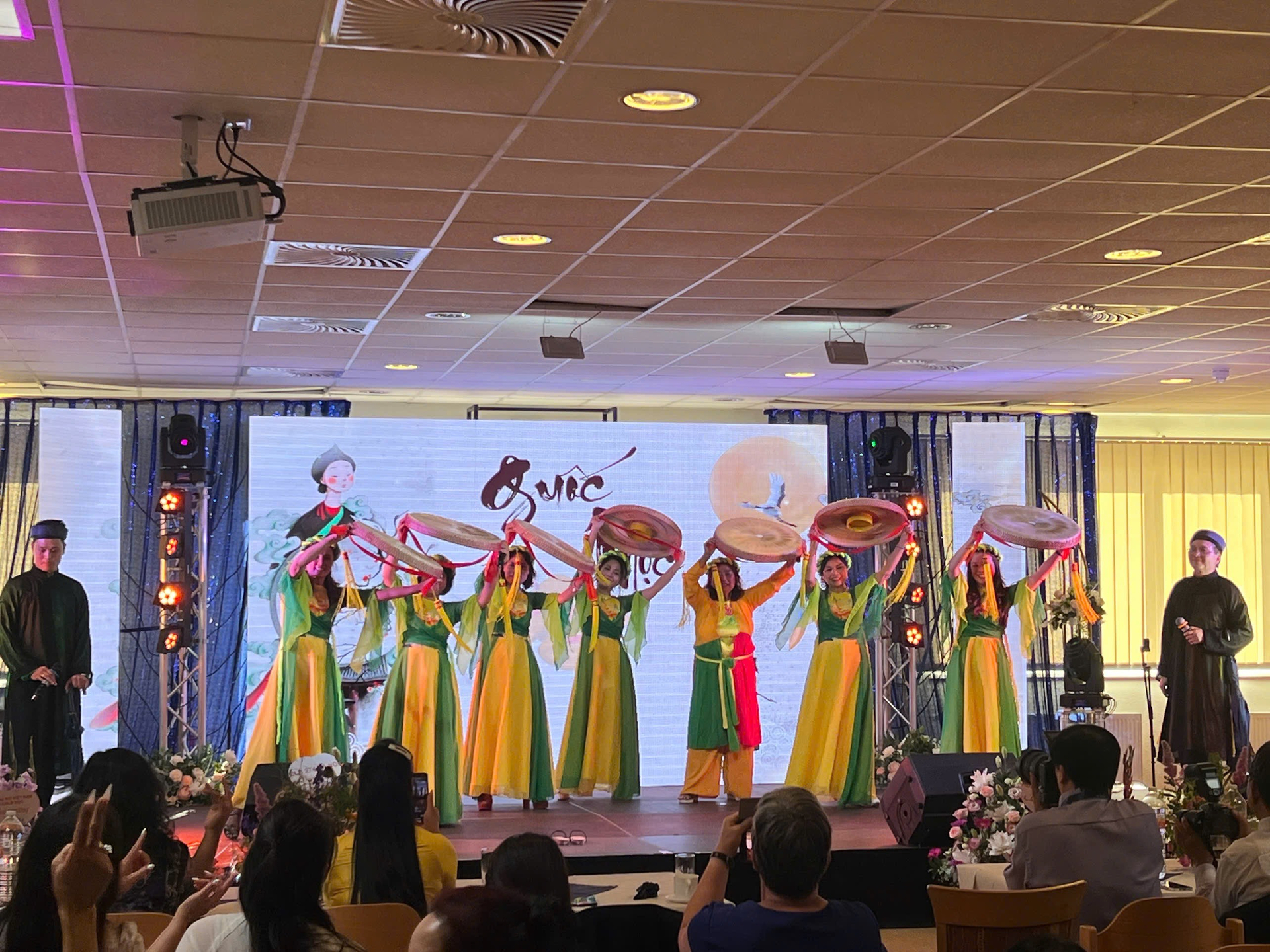 Tiết mục đặc biệt ấn tượng và dàn dựng công phu của tốp ca nữ thành phố Halle “Guốc mộc”