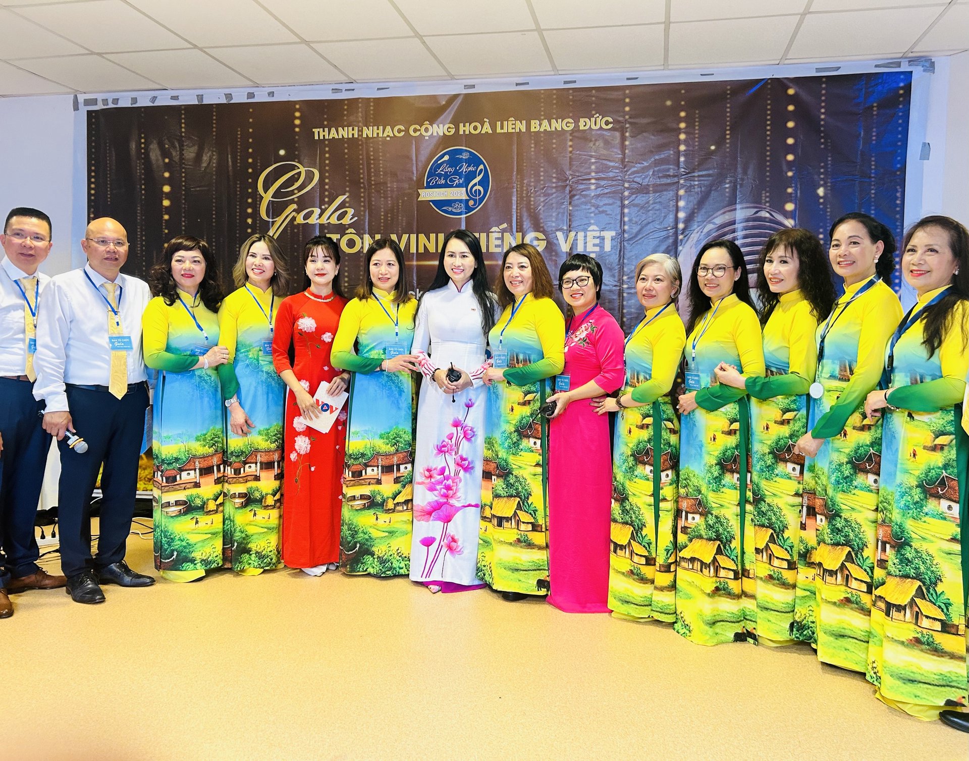 Đoàn Phóng viên Đài TNVN chụp ảnh cùng Ban tổ chức và các học viên tham dự Gala