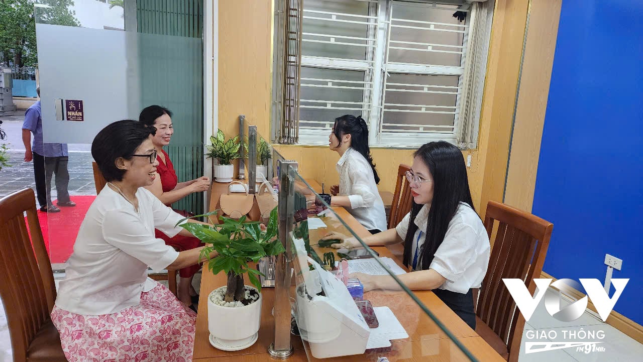 Bà Vũ Thị Hà Kim, một công dân trên địa bàn phường Cửa Nam rất xúc động khi được cán bộ, công chức nhiệt tình hướng dẫn, hỗ trợ và đón tiếp rất chu đáo