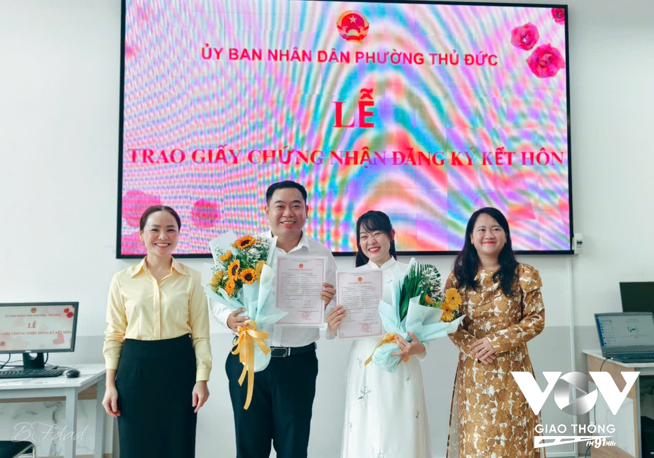 Đôi bạn trẻ được cấp Giấy chứng nhận kết hôn trong buổi sáng đầu tiên chính quyền 2 cấp đi vào hoạt động