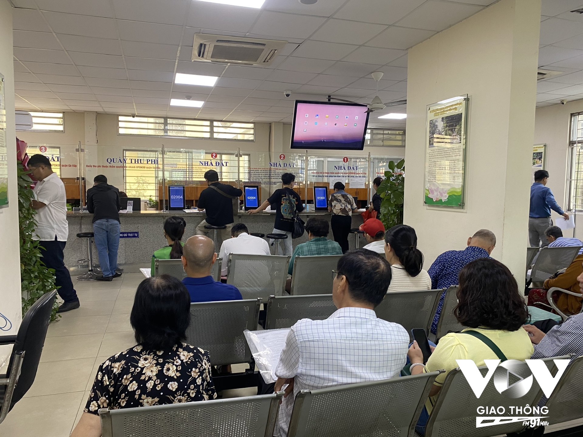 Người dân đến Trung tâm phục vụ hành chính công phường Gò Vấp sáng nay có đông nhưng trật tự