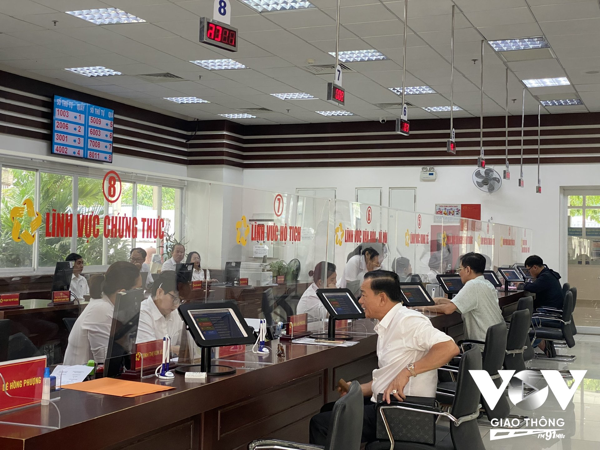 Các cán bộ, chuyên viên tại Trung tâm phục vụ hành chính công phường Phú Nhuận hỗ trợ người dân thực hiện các thủ tục hành chính