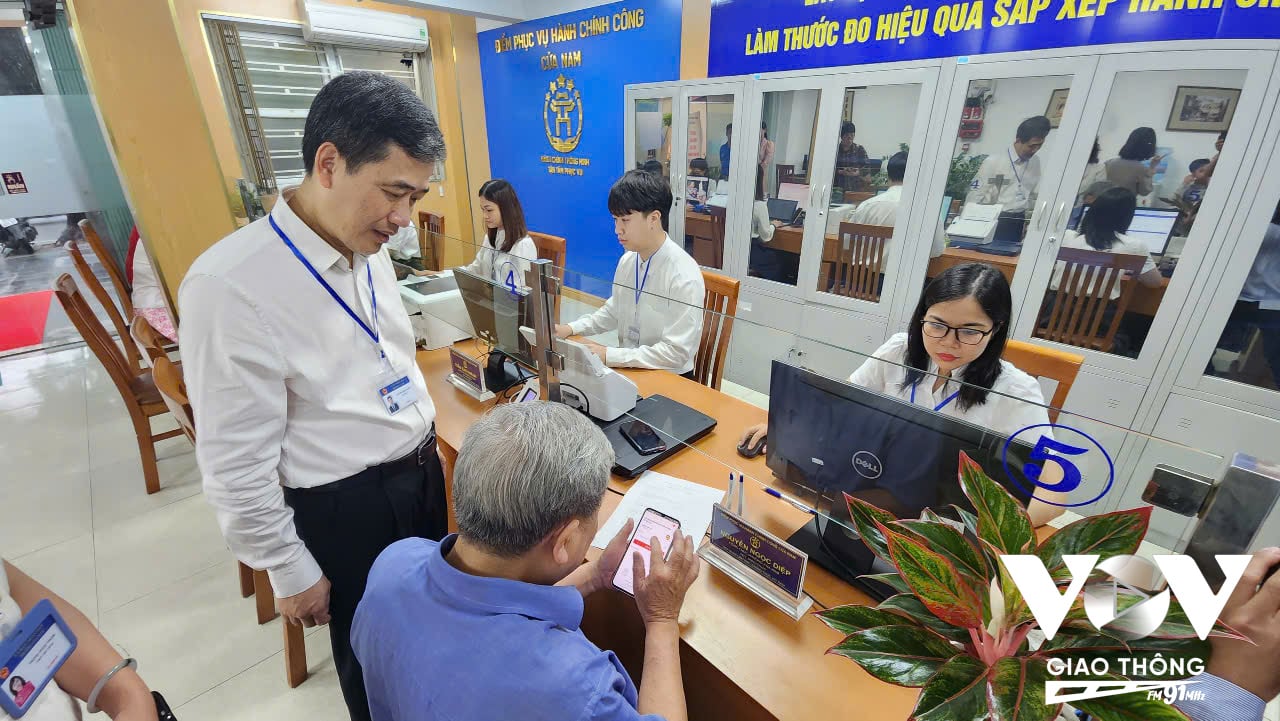 Công dân được các cán bộ, công chức tận tình hướng dẫn, hỗ trợ trong việc khai hồ sơ thông qua cổng dịch vụ công