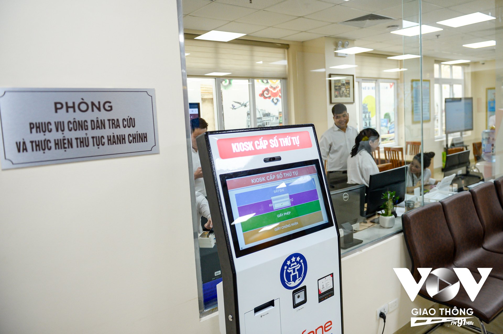 Để mô hình chính quyền địa phương 2 cấp diễn ra thuận lợi, trung tâm này được trang bị đầy đủ thiết bị như: máy KIOSK cấp số thứ tự, có phòng Phục vụ công dân tra cứu và thực hiện thủ tục hành chính;… Các dữ liệu liên thông giữa quận cũ, phường mới được đảm bảo. Trung tâm cũng làm việc với các đối tác để đảm bảo hạ tầng mạng viễn thông thông suốt, phục vụ tốt nhất người dân thực hiện thủ tục hành chính trên môi trường điện tử.