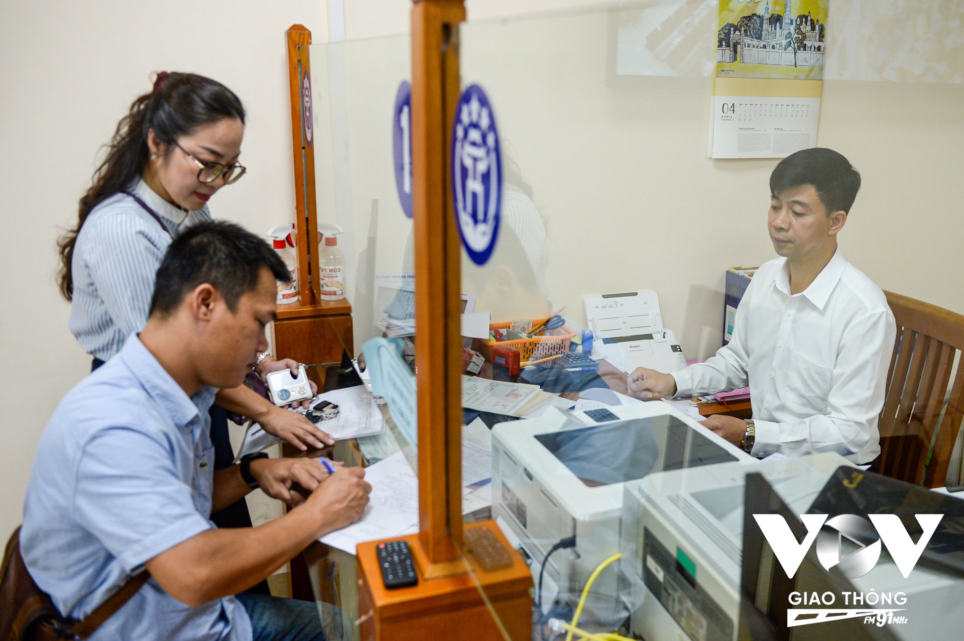 Tới trung tâm này để thực hiện cải chính giấy khai sinh, anh Trần Đức Quý đánh giá, việc xử lý hồ sơ, thủ tục rất nhanh. Các bước anh Quý làm khi đến đây đó là: lấy số, xếp hàng, sau đó đưa yêu cầu và giải quyết công việc. Cũng tại trung tâm này, anh Quý được các cán bộ tiếp nhận hồ sơ, tư vấn, hướng dẫn bổ sung thủ tục còn thiếu để hoàn thiện hồ sơ, giấy tờ.
