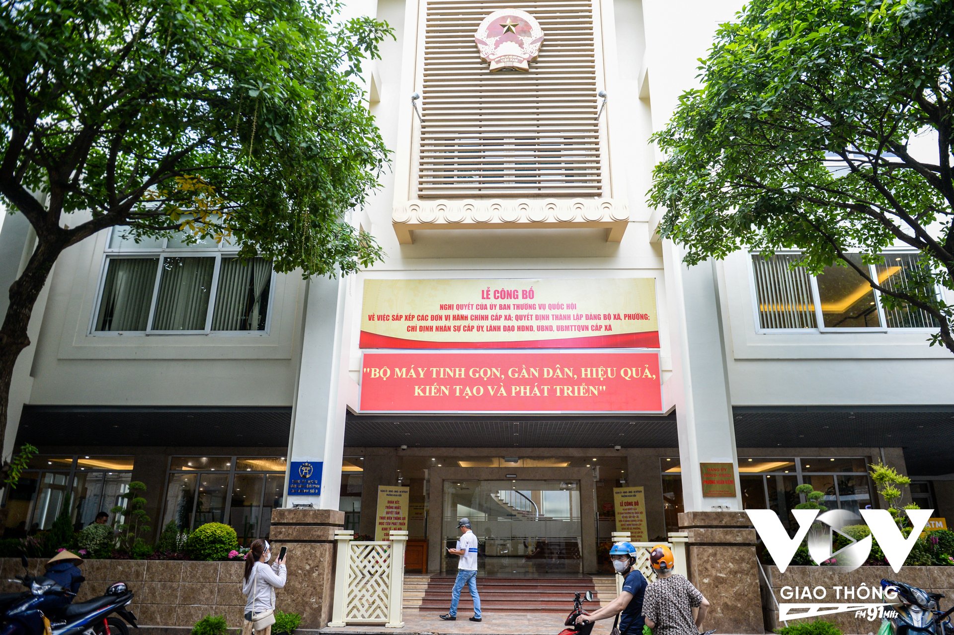 Từ hôm nay (1/7/2025), 34 tỉnh, thành trên cả nước chính thức vận hành chính quyền địa phương 2 cấp, gồm cấp tỉnh và cấp xã, sau thời gian chạy thử nghiệm. Đây sẽ là dấu mốc lịch sử quan trọng trong tiến trình cải cách nền hành chính.
