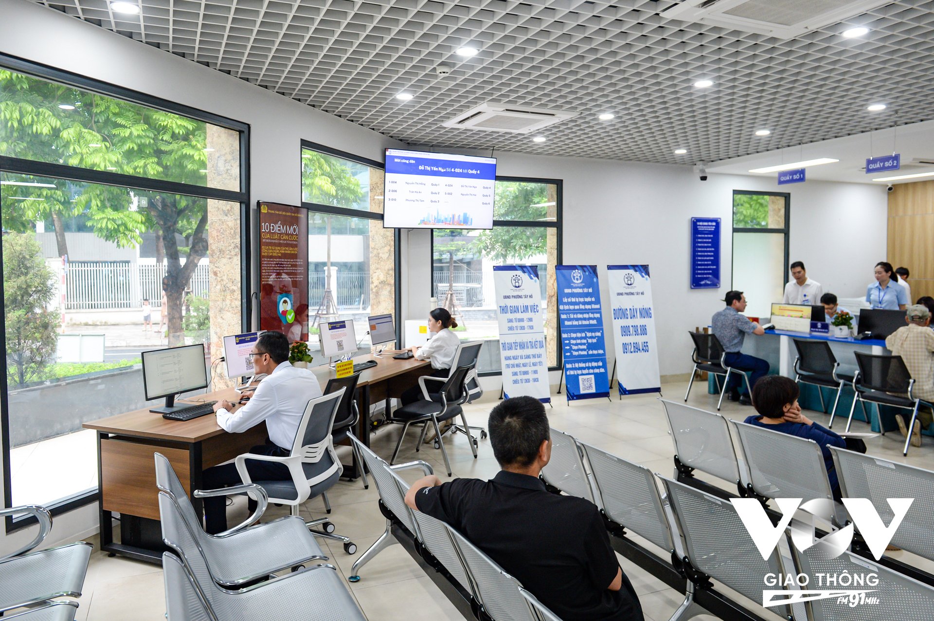 Chị Nguyễn Thị Hồng đến Điểm phục vụ hành chính công Tây Hồ để nộp hồ sơ làm đăng ký kinh doanh hộ cá thể. Theo đánh giá của chị Hồng, khi vào đây cảm nhận đầu tiên là việc tiếp đón rất chu đáo, cán bộ tiếp nhận chỉ dẫn rất tận tình.