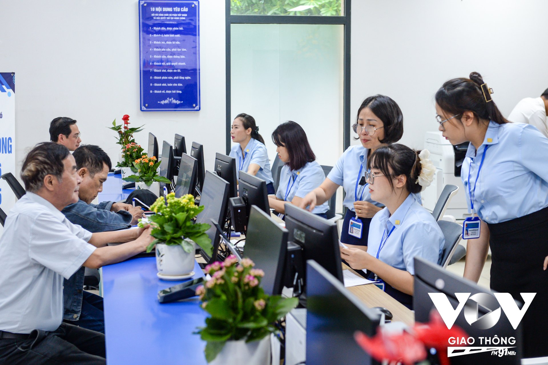 Sau khi lấy số thứ tự người dân được hướng dẫn vào quầy để giải quyết thủ tục hành chính. Bà Nguyễn Thị Dư, cán bộ Điểm phục vụ hành chính công Tây Hồ, Hà Nội cho biết, trước đó trong quá trình thử nghiệm, cán bộ của điểm phục vụ hành chính công Tây Hồ đã được tập huấn đầy đủ. Đến hôm nay (1/7) khi đi vào vận hành chính thức, toàn bộ cán bộ của Điểm phục vụ hành chính công Tây Hồ sẵn sàng phục vụ người dân tốt nhất. Điểm này, cũng được trang bị nhiều trang thiết bị hiện đại.