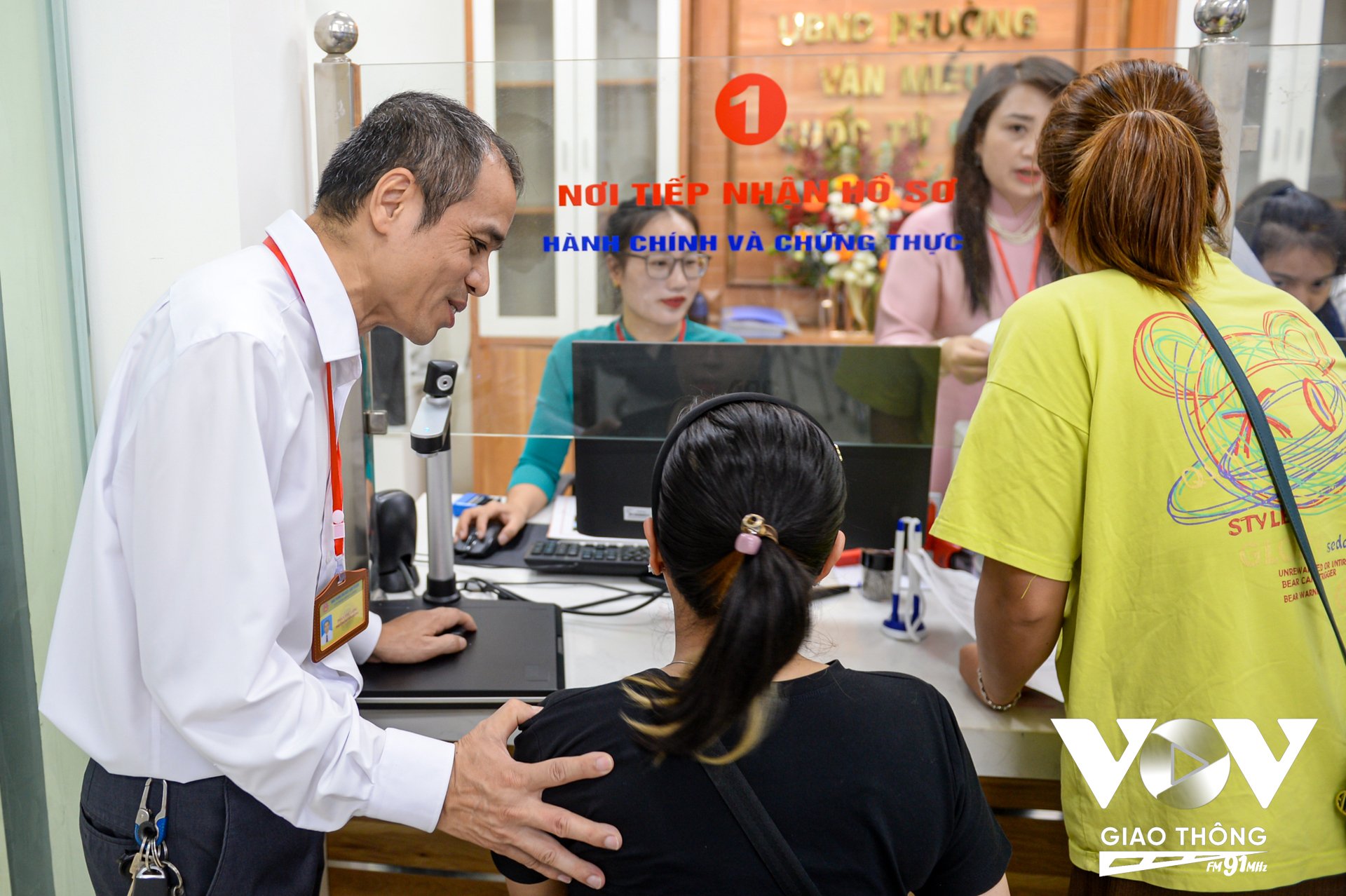 Ông Phan Thế Long – Phó Chánh văn phòng HĐND và UBND phường Văn Miếu – Quốc Tử Giám cho biết, công tác chuẩn bị và đến hôm nay vận hành chính thức mô hình chính quyền địa phương 2 cấp đã được phường Văn Miếu – Quốc Tử Giám chuẩn bị kỹ lưỡng, luôn nhận được sự lãnh đạo, chỉ đạo của Thường trực Đảng ủy, lãnh đạo HĐND và UBND phường. Đến thời điểm này, công dân đến thực hiện thủ tục hành chính được phục vụ một cách thông suốt, chưa phát hiện có ý kiến phản hồi hoặc không hài lòng.