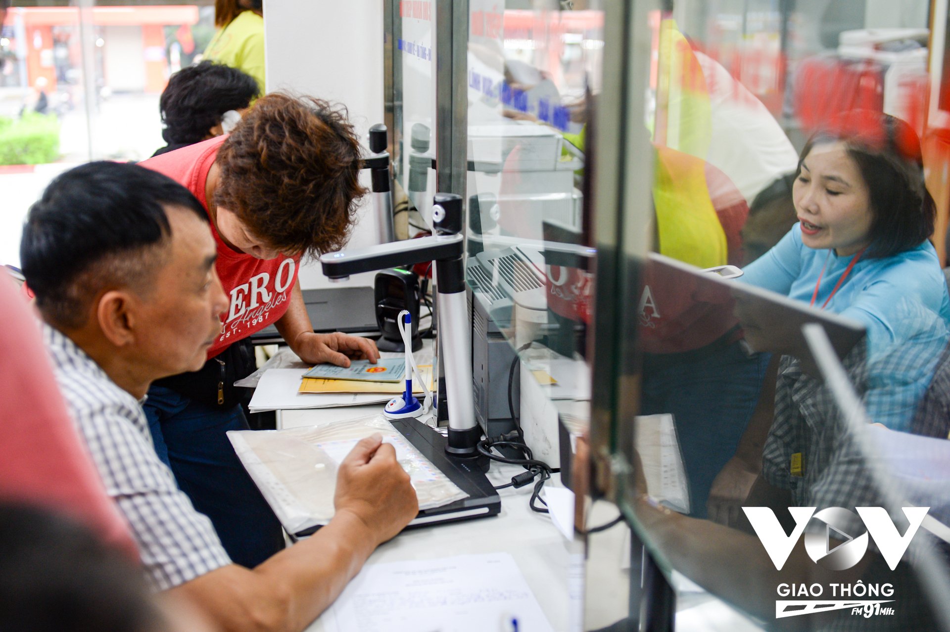 Đến Trụ sở phường Văn Miếu – Quốc Tử Giám để làm xác nhận sơ yếu lý lịch, anh Văn Hoàng cho biết, khi đến trụ sở phường, người dân sẽ được hướng dẫn và lấy số thứ tự để chờ đến lượt. Nhân viên hướng dẫn tận tình và hỗ trợ để hoàn thành các thủ tục cần thiết. Theo đánh giá của anh Văn Hoàng, so với trước đây, quy trình thủ tục hành chính đã được tinh giản, chỉ còn 2 cấp thay vì 3 cấp. Việc này giúp thực hiện thủ tục hồ sơ nhanh hơn, tiết kiệm thời gian và công sức.
