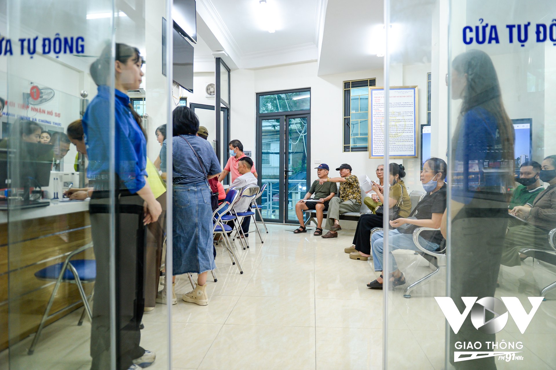 Tại phường Văn Miếu – Quốc Tử Giám có nhiều người dân đến từ sớm để thực hiện hồ sơ. Phường Văn Miếu - Quốc Tử Giám (mới) được sáp nhập từ các phường Khâm Thiên, Văn Chương, Thổ Quan (Đống Đa); phần lớn diện tích tự nhiên và dân số của phường Văn Miếu - Quốc Tử Giám (Đống Đa); một phần diện tích và dân số của các phường: Hàng Bột, Nam Đồng, Phương Liên - Trung Tự (Đống Đa); Điện Biên (Ba Đình); Cửa Nam (Hoàn Kiếm); Nguyễn Du, Lê Đại Hành (Hai Bà Trưng). Đơn vị hành chính mới có diện tích tự nhiên 1,92km2. Quy mô dân số 105.604 người.