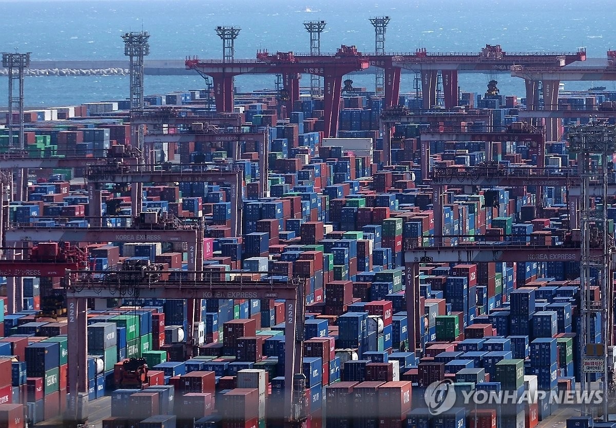 Cảng container Busan của Hàn Quốc. Ảnh: Yonhap News