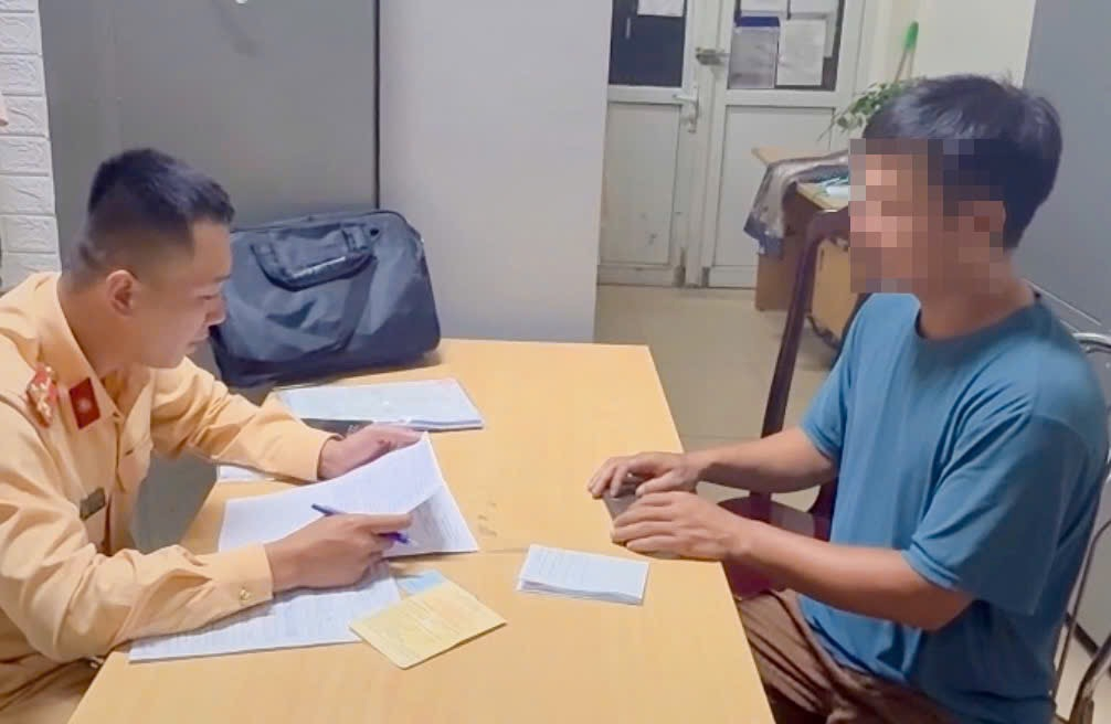 CSGT làm việc với tài xế xe tải tại cơ quan Công an