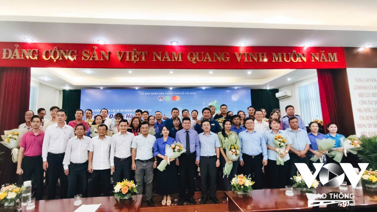 Lãnh đạo Sở Xây dựng TP.HCM, Trung tâm Quản lý Giao thông cùng lãnh đạo các doanh nghiệp vận tải công cộng, các lái xe, nhân viên phục vụ xe buýt tiêu biểu năm 2025