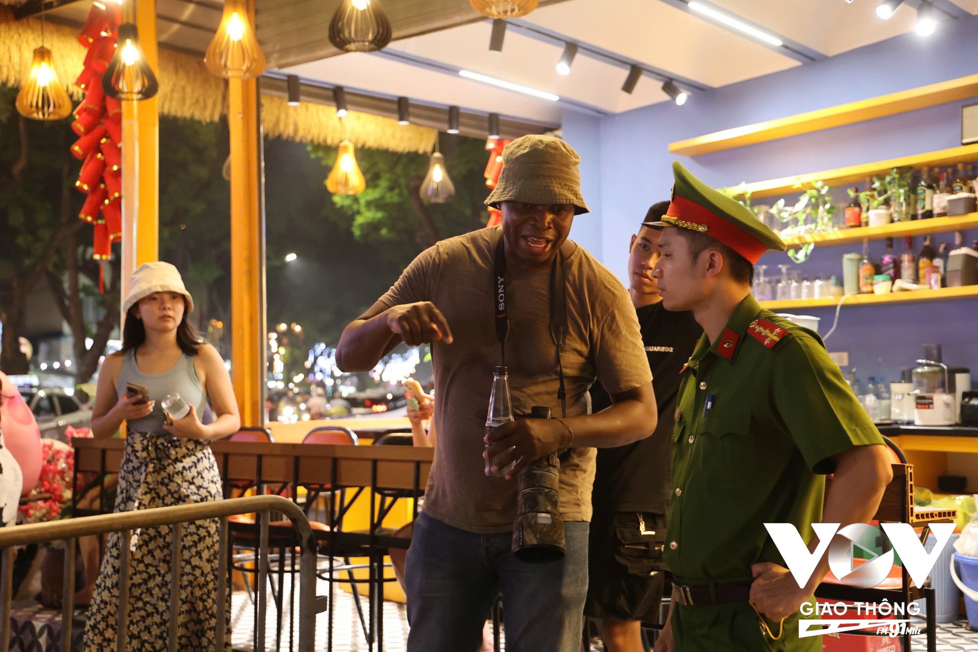 Bất chấp tình trạng mất an toàn, nhiều người dân, du khách vẫn tìm tới cafe đường tàu