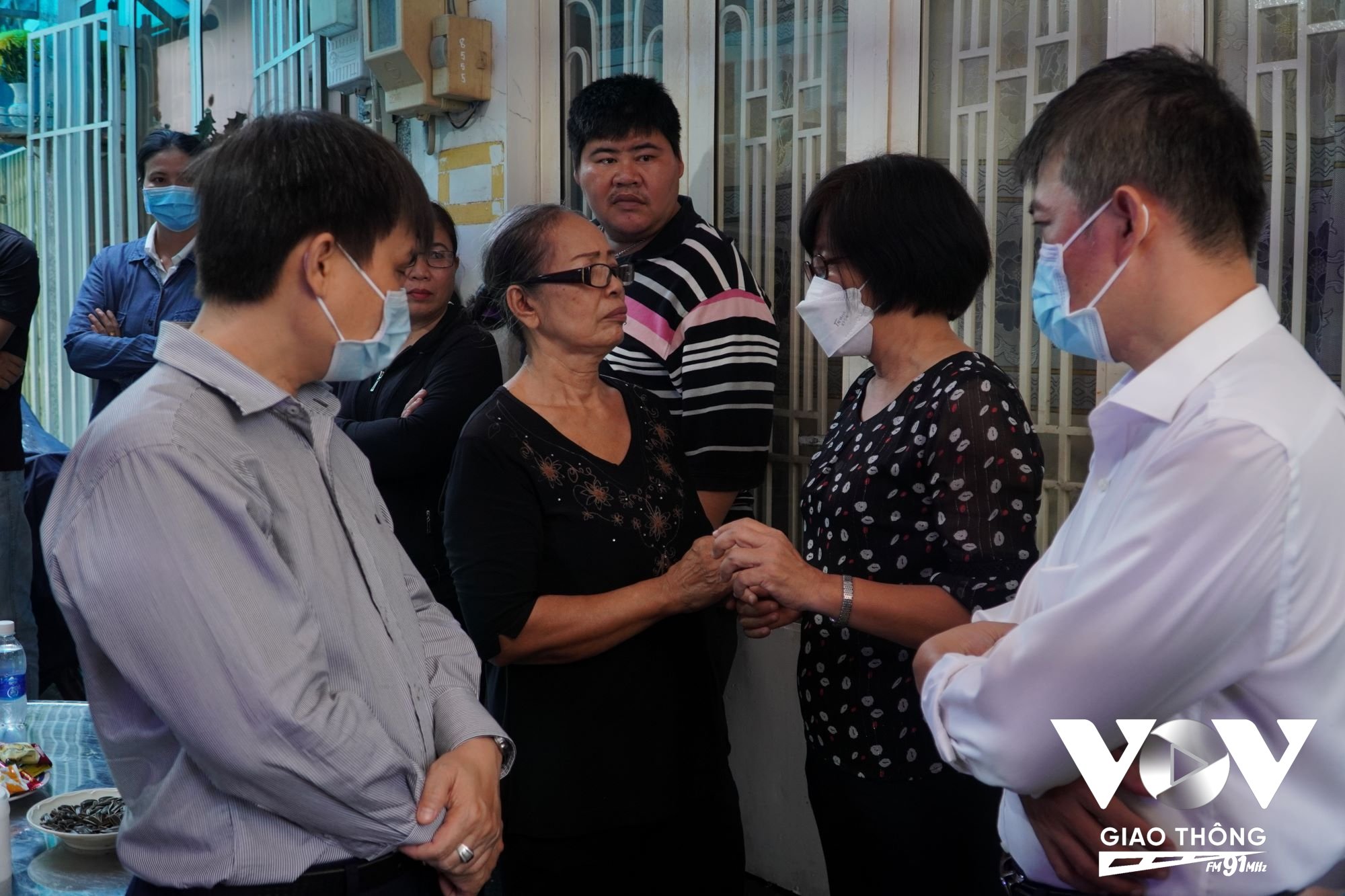 Những lần thăm viếng gia đình thân nhân người hiến tạng, bác sĩ phát hiện ra nhiều hoàn cảnh nhiều em bé mồ côi cha bấp bênh con đường học hành sau khi người thân không may qua đời.