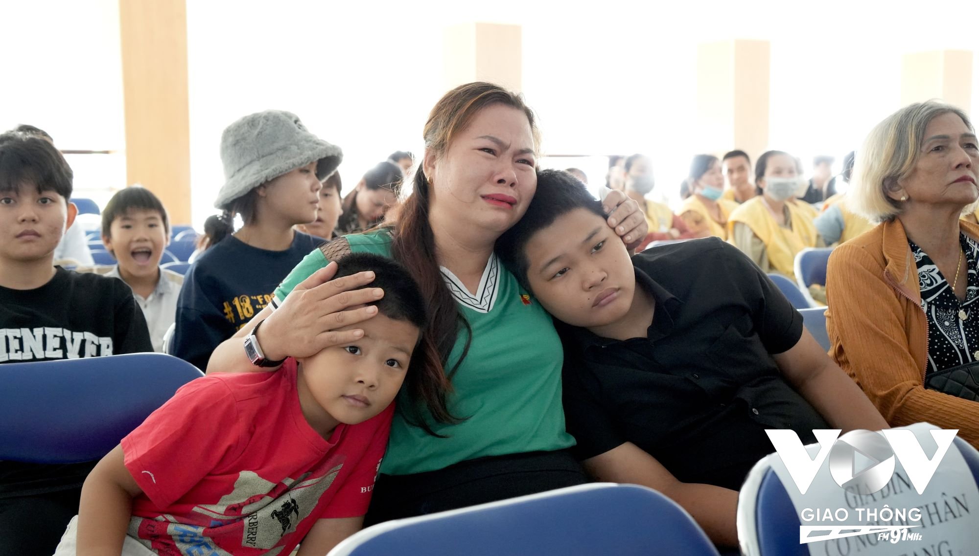 Thân nhân người hiến tạng xúc động khi xem lại phóng sự tư liệu về hoàn cảnh của nhiều gia đình hiến tạng trong gần 1 thập kỷ qua