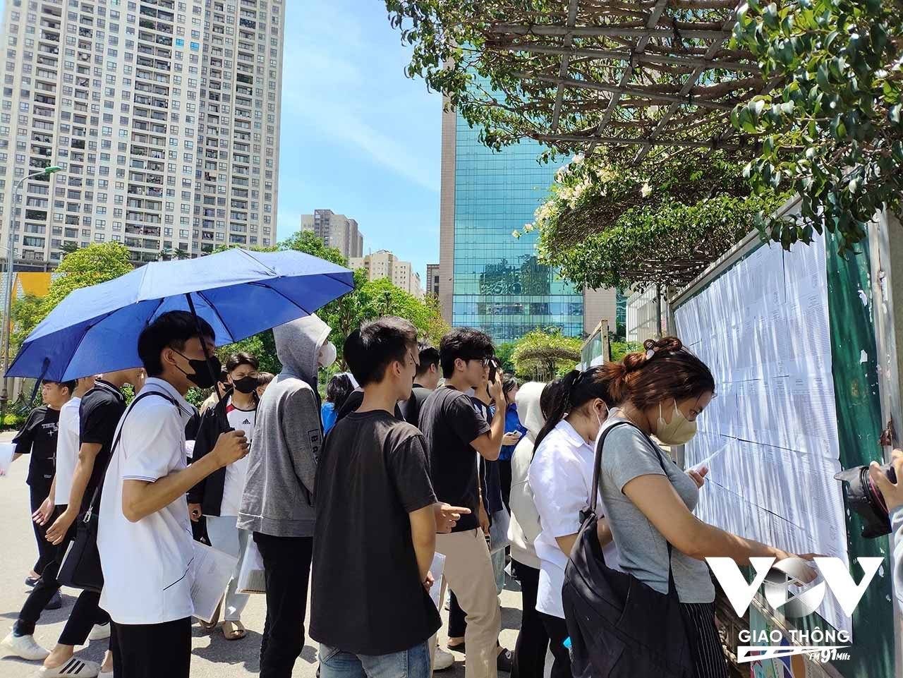 Một số ý kiến cho rằng, thay vì thi tốt nghiệp THPT, nên trao quyền tự chủ cho các địa phương tổ chức kỳ thi này.