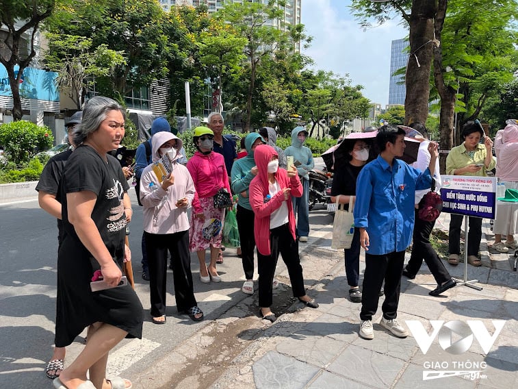 Mỗi phút con ngồi trong phòng thi là mỗi phút lo lắng bên ngoài của các bậc cha mẹ