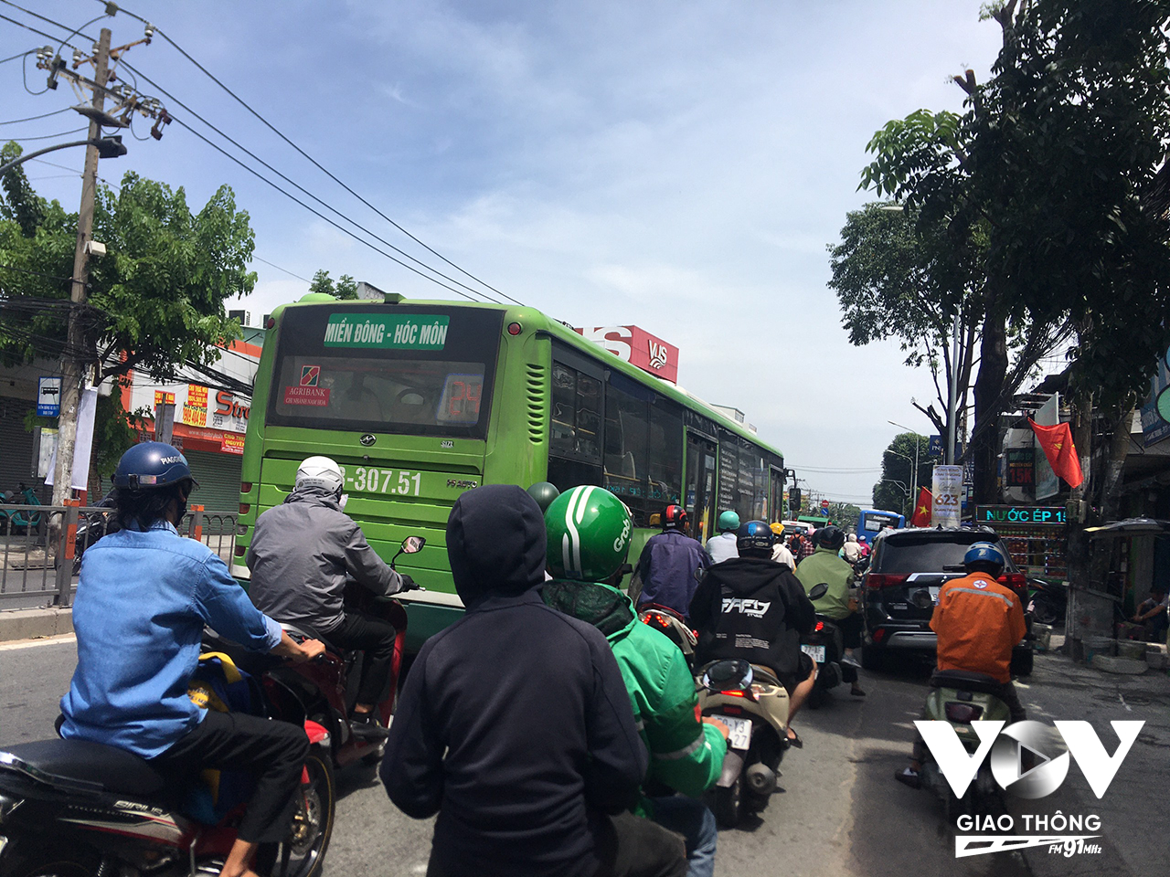 Tình trạng xe luôn đông đúc trên tuyến đường này