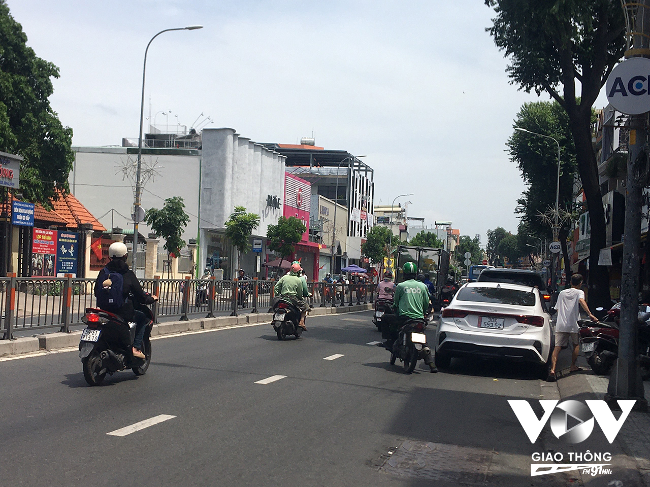 Nhiều ô tô dừng đậu gây cản trở giao thông