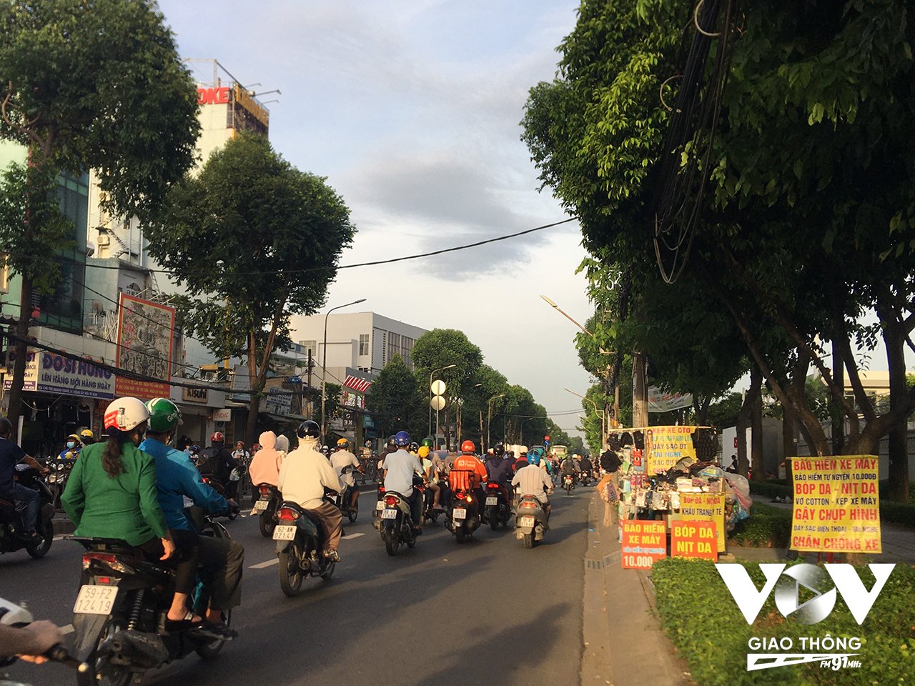 Tình trạng buôn bán lấn chiếm vỉa hè vẫn diễn ra trên tuyến đường, gây cản trở người đi bộ và mất mỹ quan đô thị.