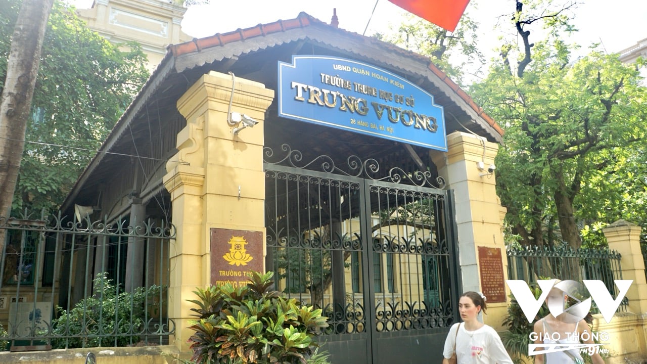 Bước vào kì nghỉ hè, vắng những khung cảnh nô đùa của học sinh giúp bộ hành có cơ hội tìm hiểu kỹ hơn về lịch sử trường cùng vẻ thâm nghiêm, lâu đời của những ngôi trường cổ xưa