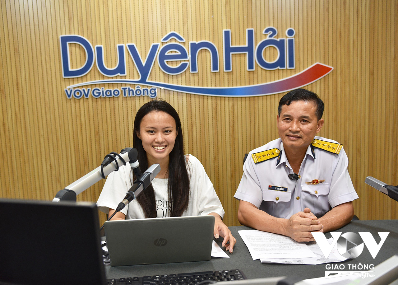 Đại tá Lê Văn Hưởng, Phó Chủ nhiệm Chính trị, Quân chủng Hải quân giao lưu trực tiếp trên sóng phát thanh Kênh VOV Giao thông Duyên Hải