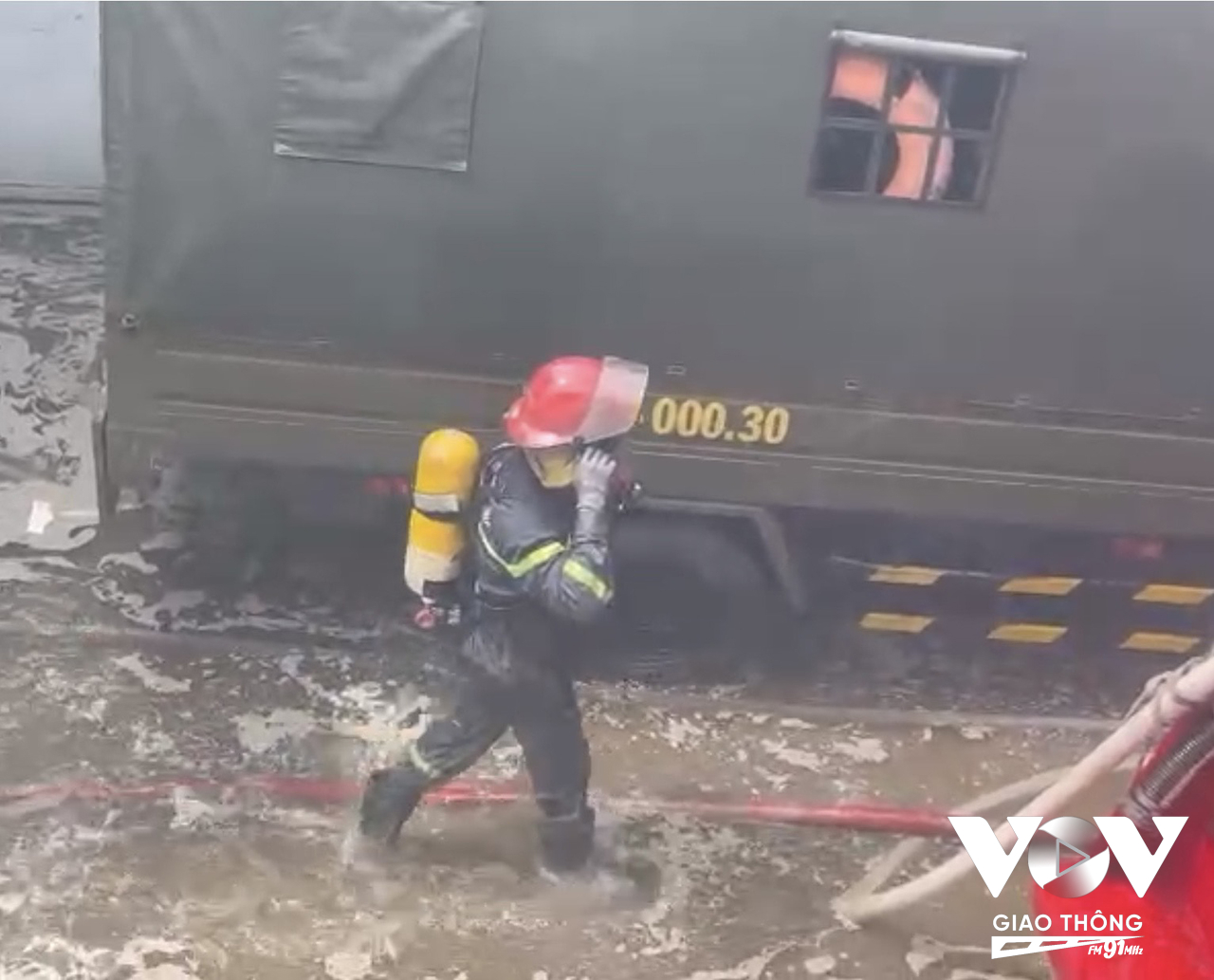 Lực lượng chức năng căng mình dập lửa