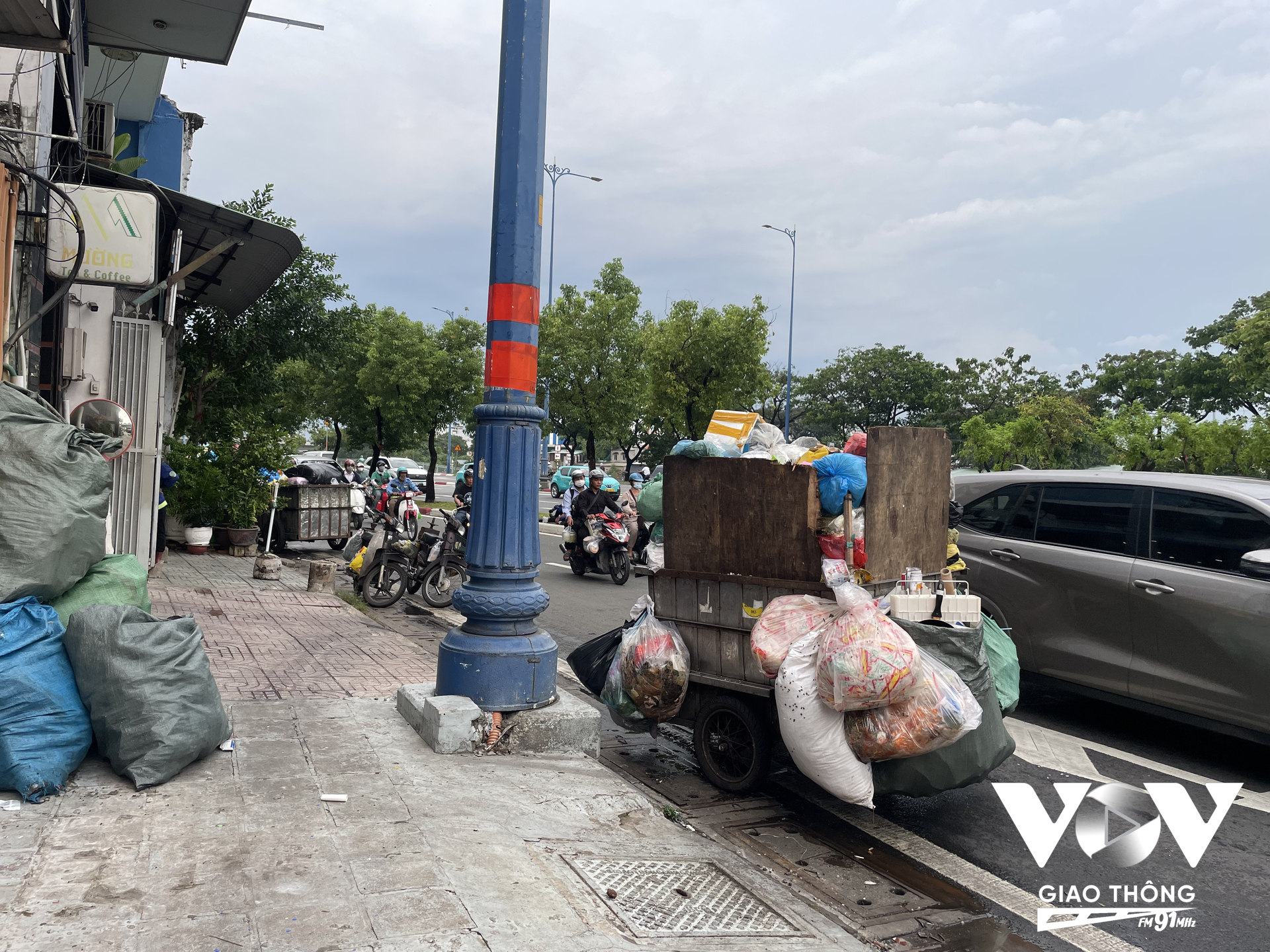 Những xe thu gom rác tự chế, cũ kỹ, không được che đậy cẩn thận, rác chất cao ngất ngưỡng vẫn thường xuyên xuất hiện tại các con đường, ngõ hẻm TpHCM