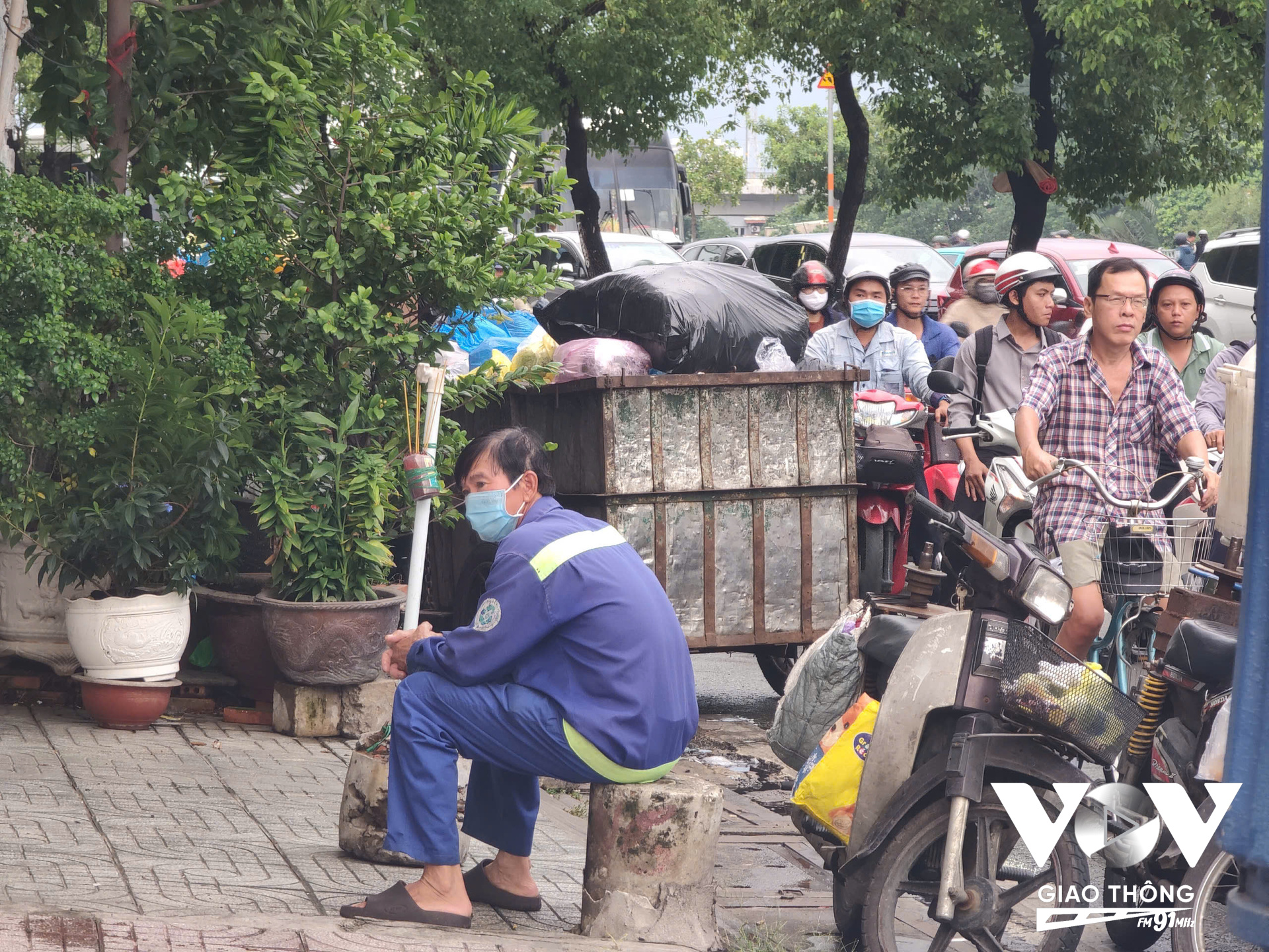 Việc chuyển đổi còn nhiều khó khăn do chi phí khá cao, nhiều phương tiện không phù hợp với những con hẻm nhỏ tại TpHCM