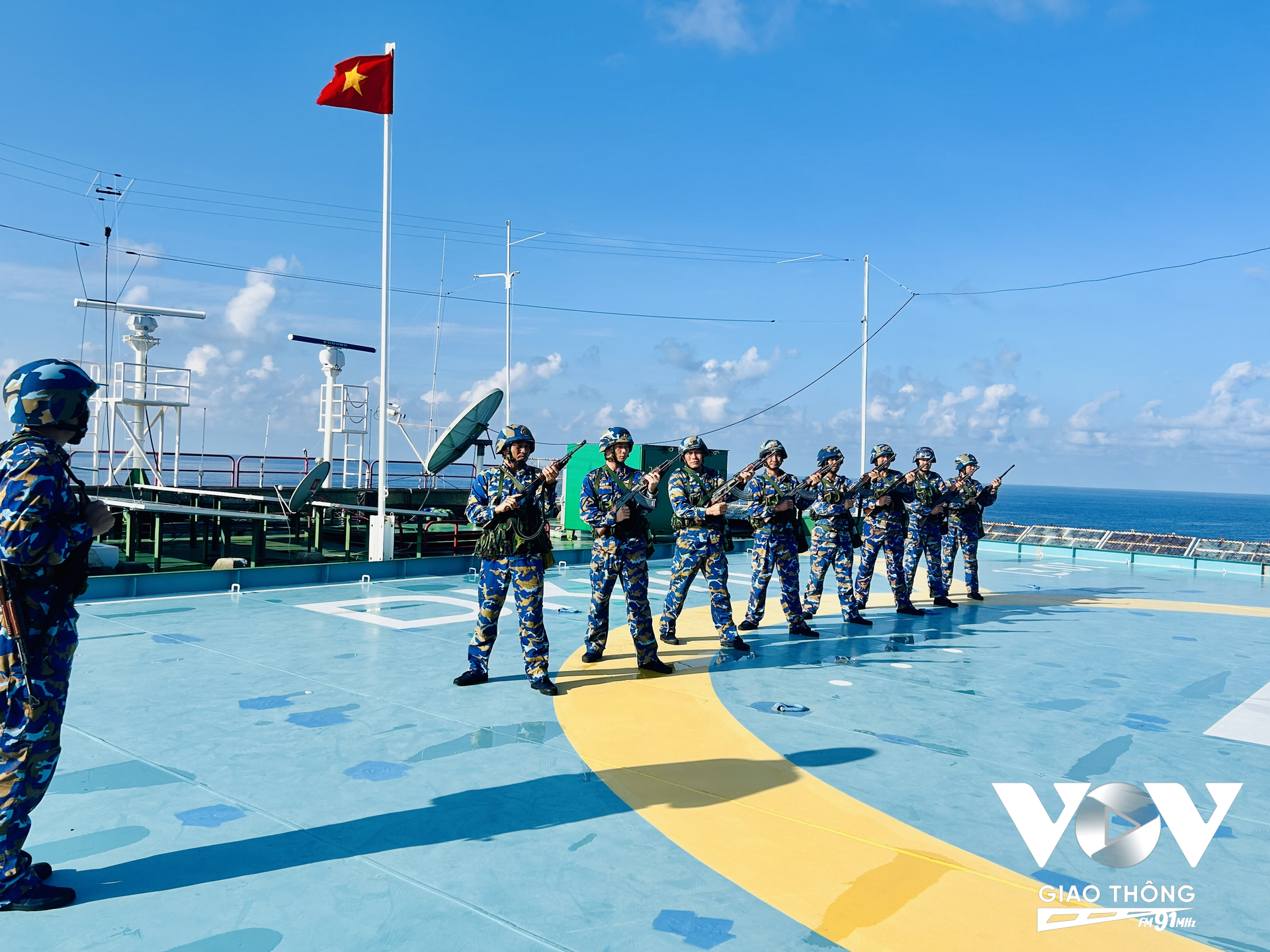 Duy trì công tác huấn luyện, sẵn sàng chiến đấu cao trên các nhà giàn DK1 (Ảnh: Văn Đường)