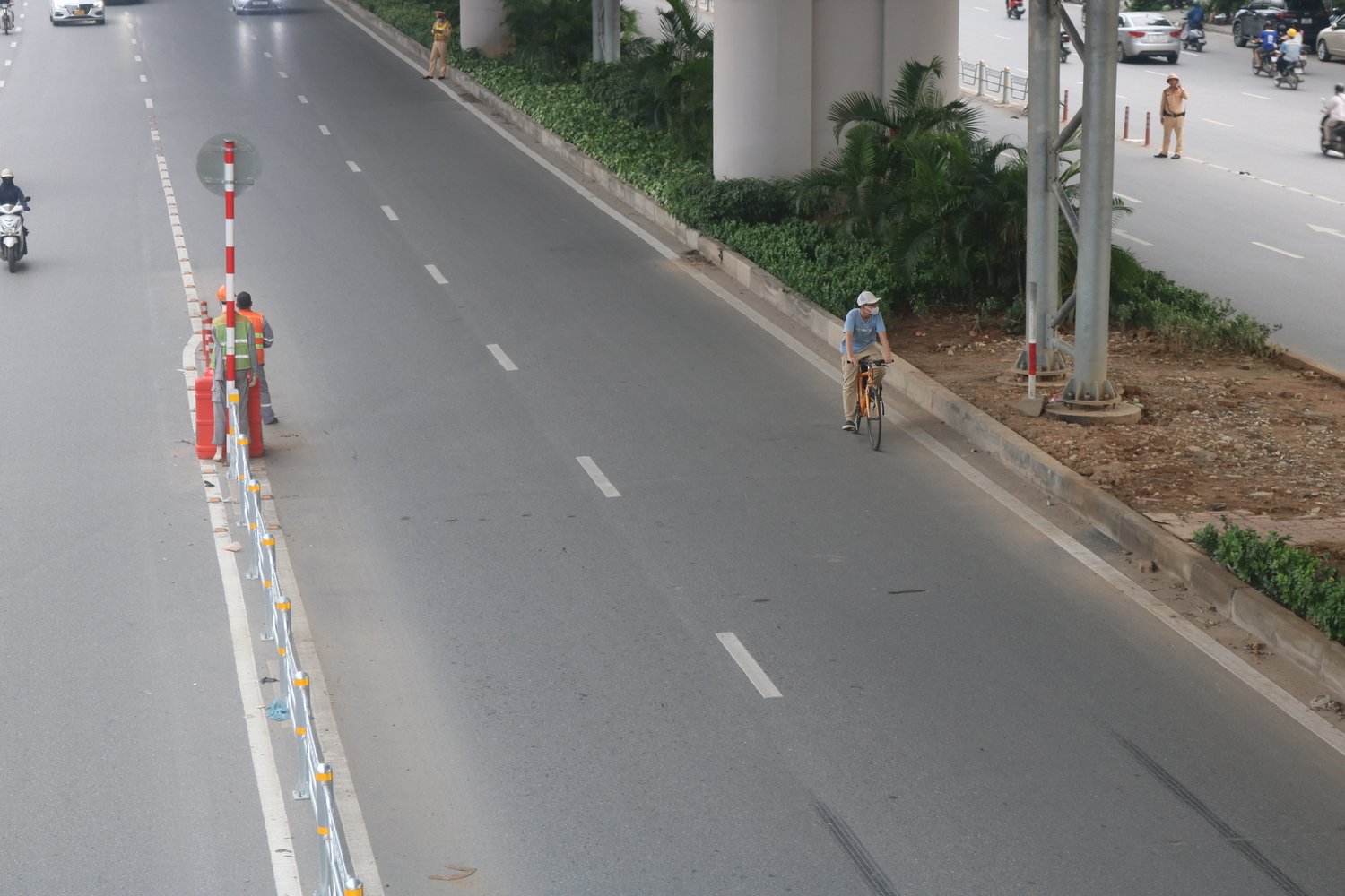 Không chỉ người lái xe máy mà xe đạp cũng ngang nhiên lấn làn ô tô