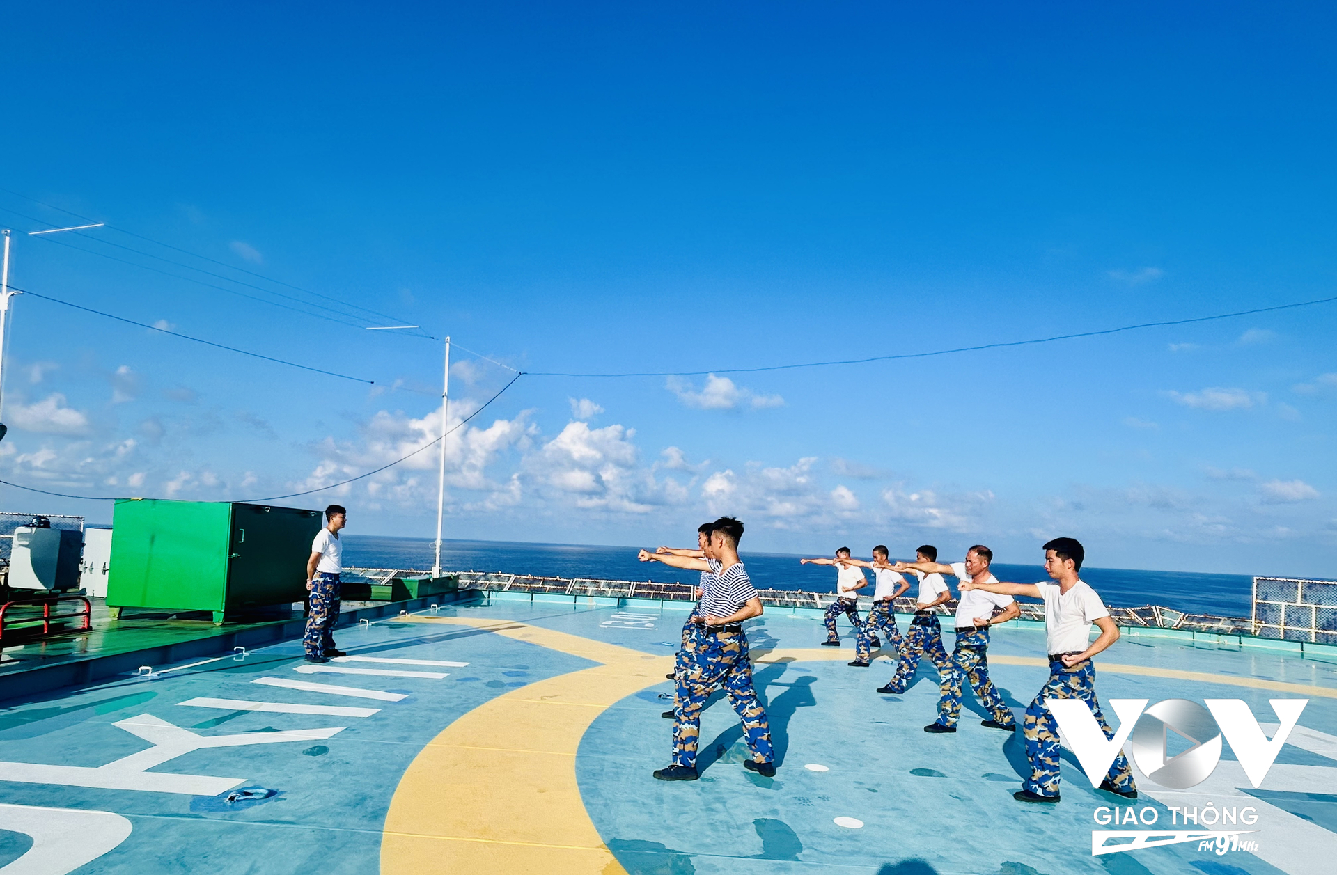 Luyện võ giữa trùng khơi, trên nhà giàn DK1/11 (Ảnh: Văn Đường)