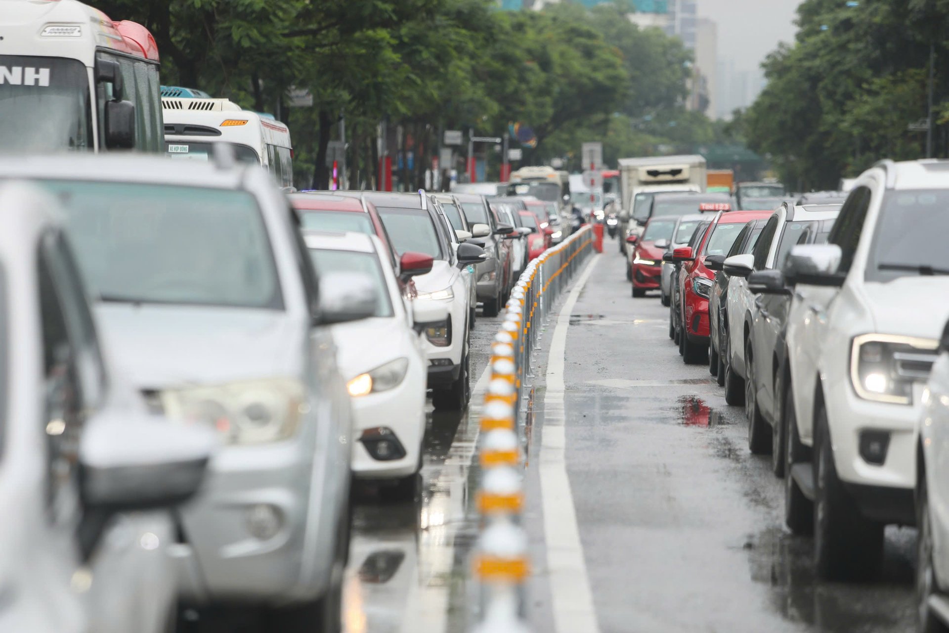 Dải phân cách bằng sắt cao hơn 1m, sơn vàng đen chạy dài tách biệt làn xe máy và ô tô