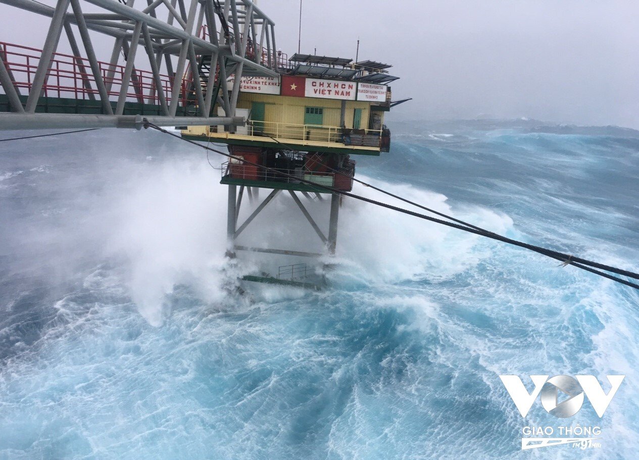Hiên ngang, chống chọi với những cơn sóng hung giữ (Ảnh: Văn Đường)