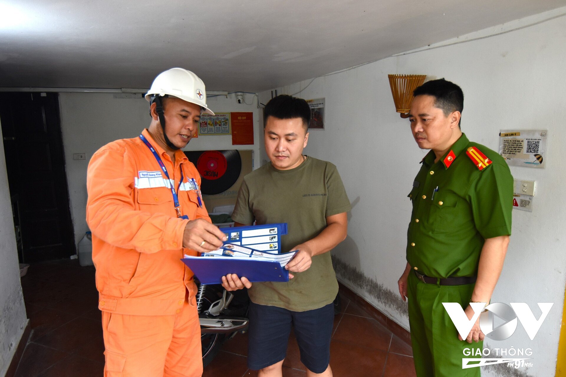 EVN Hà Nội khuyến cáo khách hàng nên theo dõi thường xuyên sản lượng điện qua App EVNHANOI hoặc website...