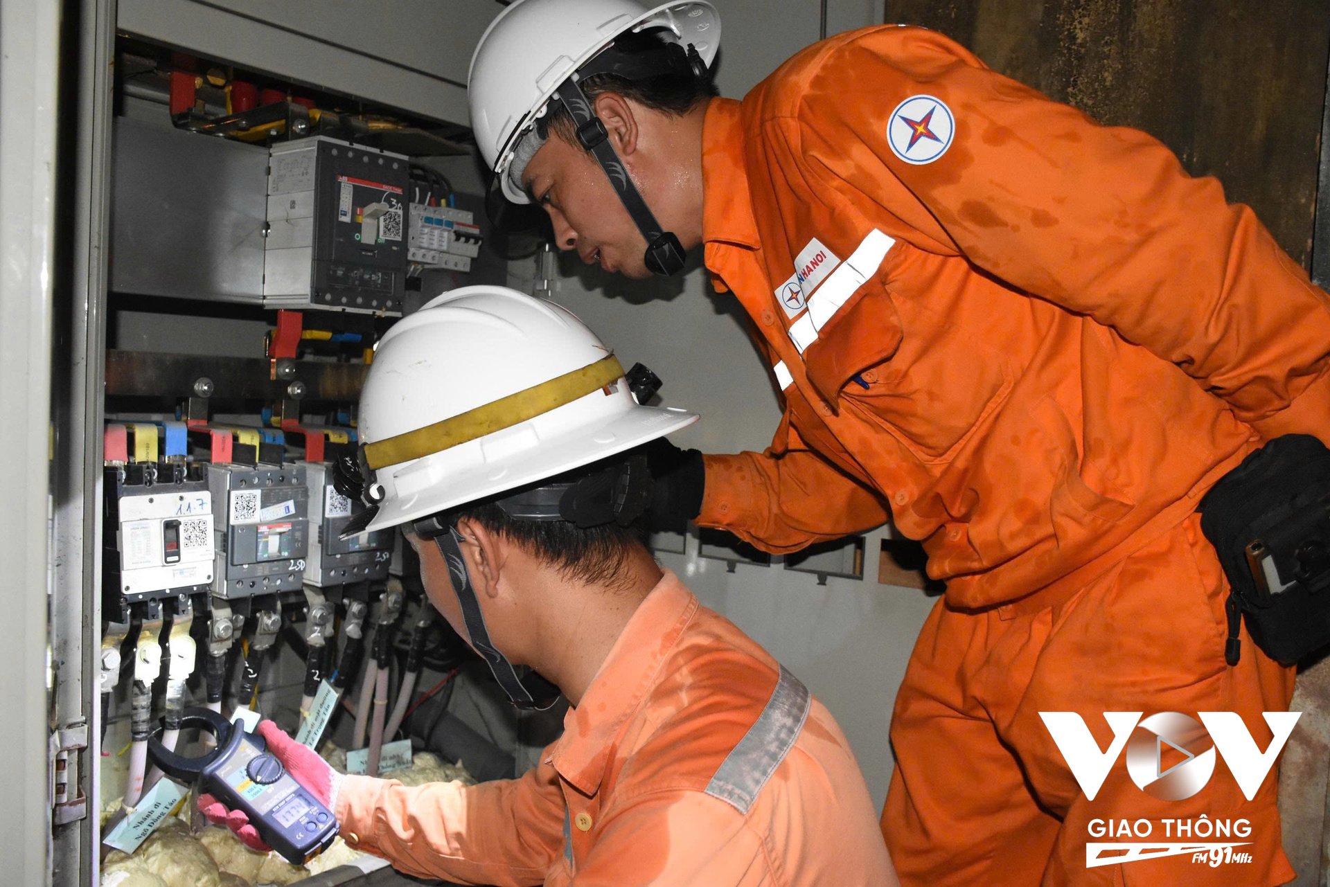 EVN Hà Nội lý giải, chính sự gia tăng nhiệt độ kéo dài đã khiến nhu cầu sử dụng điện – đặc biệt là điều hòa, tủ lạnh, quạt – tăng đột biến