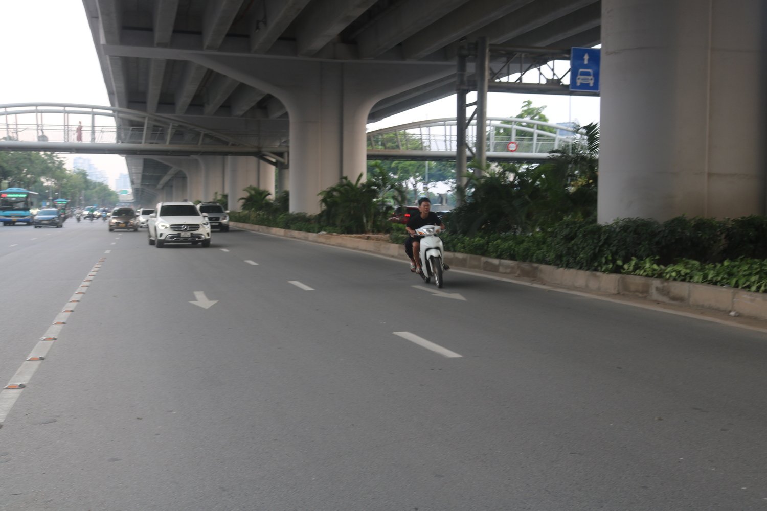 Vượt làn, không đội mũ, chạy quá tốc độ,... người tham gia giao thông với ý thức kém, coi thường luật.