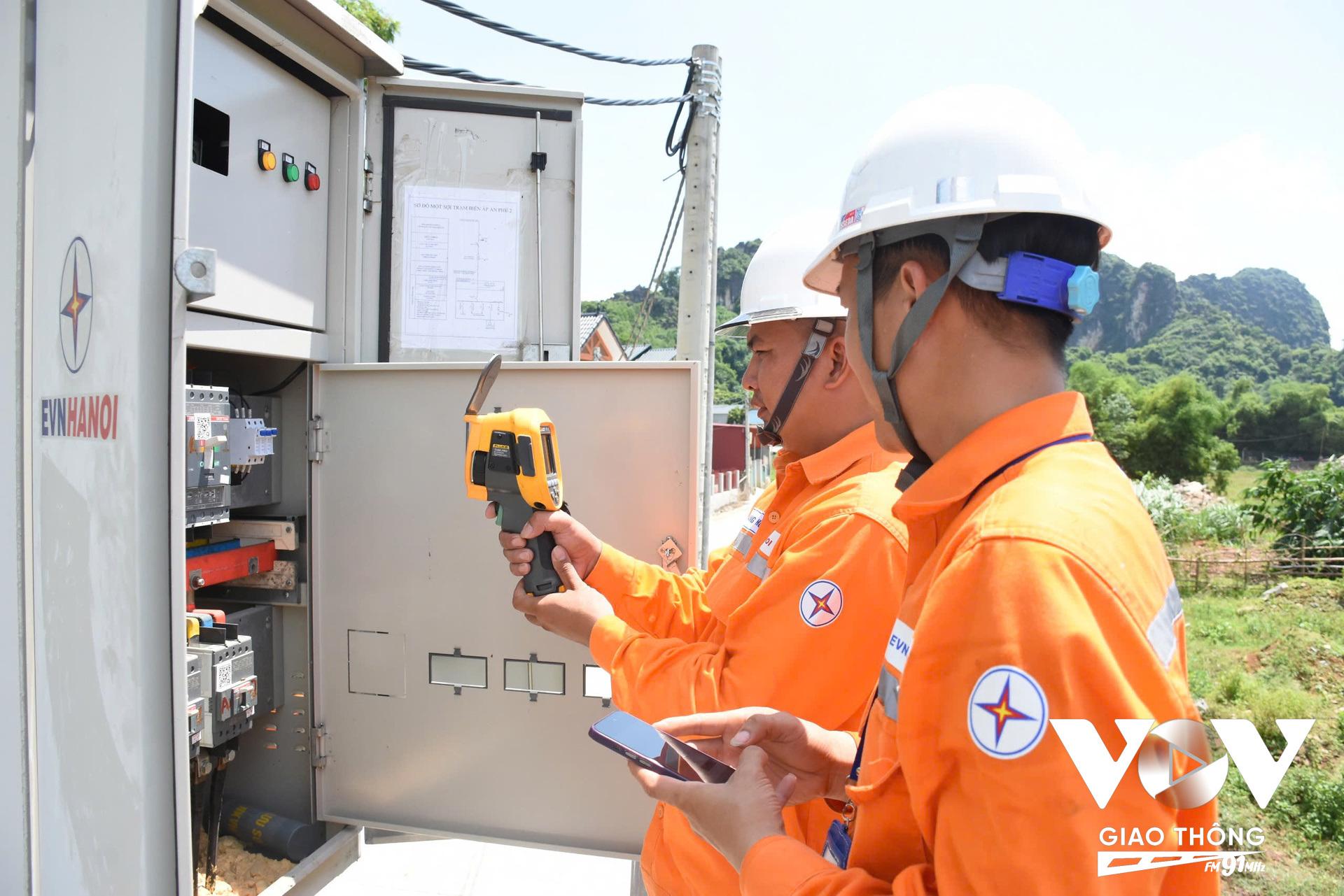 Tháng 6 vừa qua, thời tiết nhiều tỉnh thành phía Bắc ghi nhận mức nhiệt kỷ lục, cùng với đó hóa đơn tiền điện cũng khiến nhiều gia đình không khỏi choáng váng vì tăng đột biến so với các tháng trước