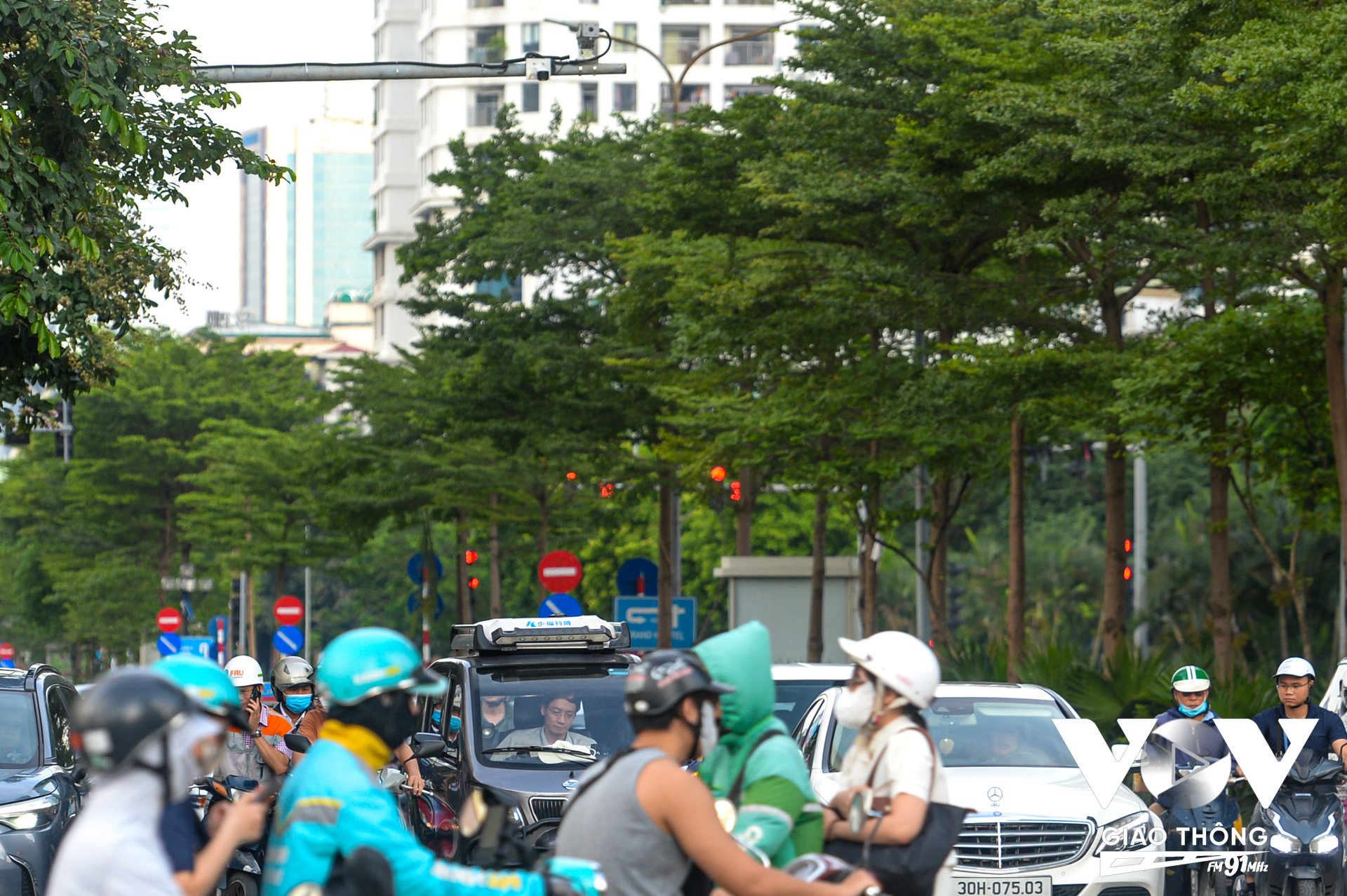 Năm 2024, Hà Nội triển khai thí điểm hệ thống giao thông thông minh tại 2 nút giao đó là Phạm Văn Bạch – Hoàng Quán Chi và Ngõ 9 Phạm Văn Bạch. Hệ thống này do Tập đoàn Công nghiệp - Viễn thông quân đội (Viettel) thực hiện.