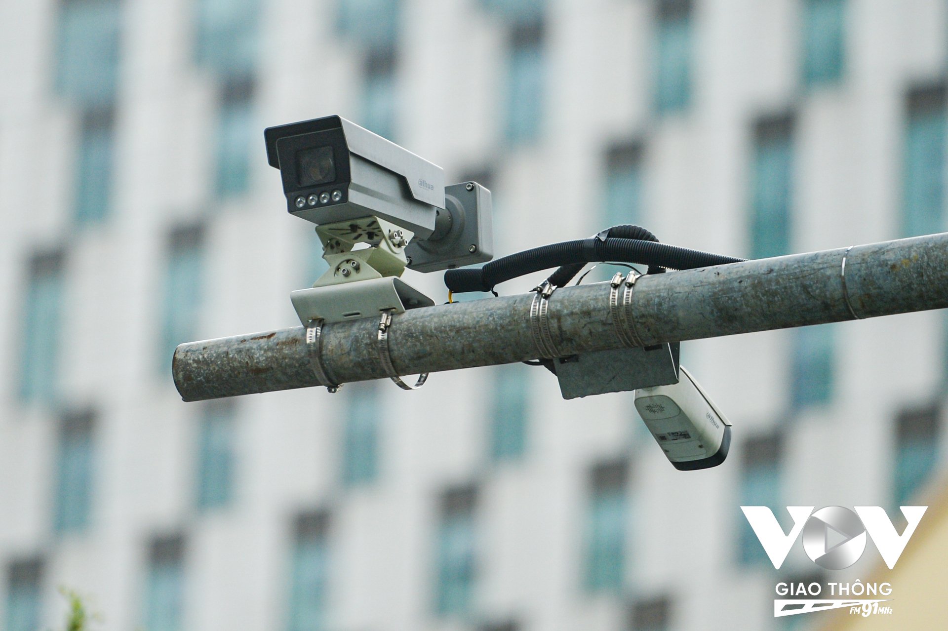 Tại 2 nút giao thông trên phố Phạm Văn Bạch được lắp đặt camera đo đếm mật độ lưu lượng phương tiện giao thông trên tuyến, tích hợp dữ liệu giao thông với ứng dụng bản đồ; camera đo tốc độ; camera dùng để ghi nhận, phát hiện các hành vi vi phạm trật tự an toàn giao thông nhằm hỗ trợ xử lý vi phạm…