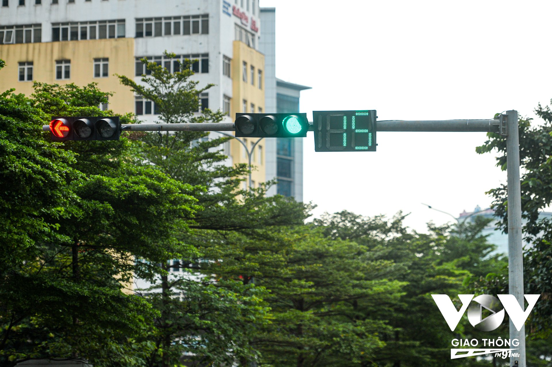 Dữ liệu từ camera liên kết với hệ thống đèn tín hiệu. Các camera đo đếm lưu lượng phương tiện từ các hướng, qua dữ liệu tổng hợp ra pha đèn theo thời gian thực.